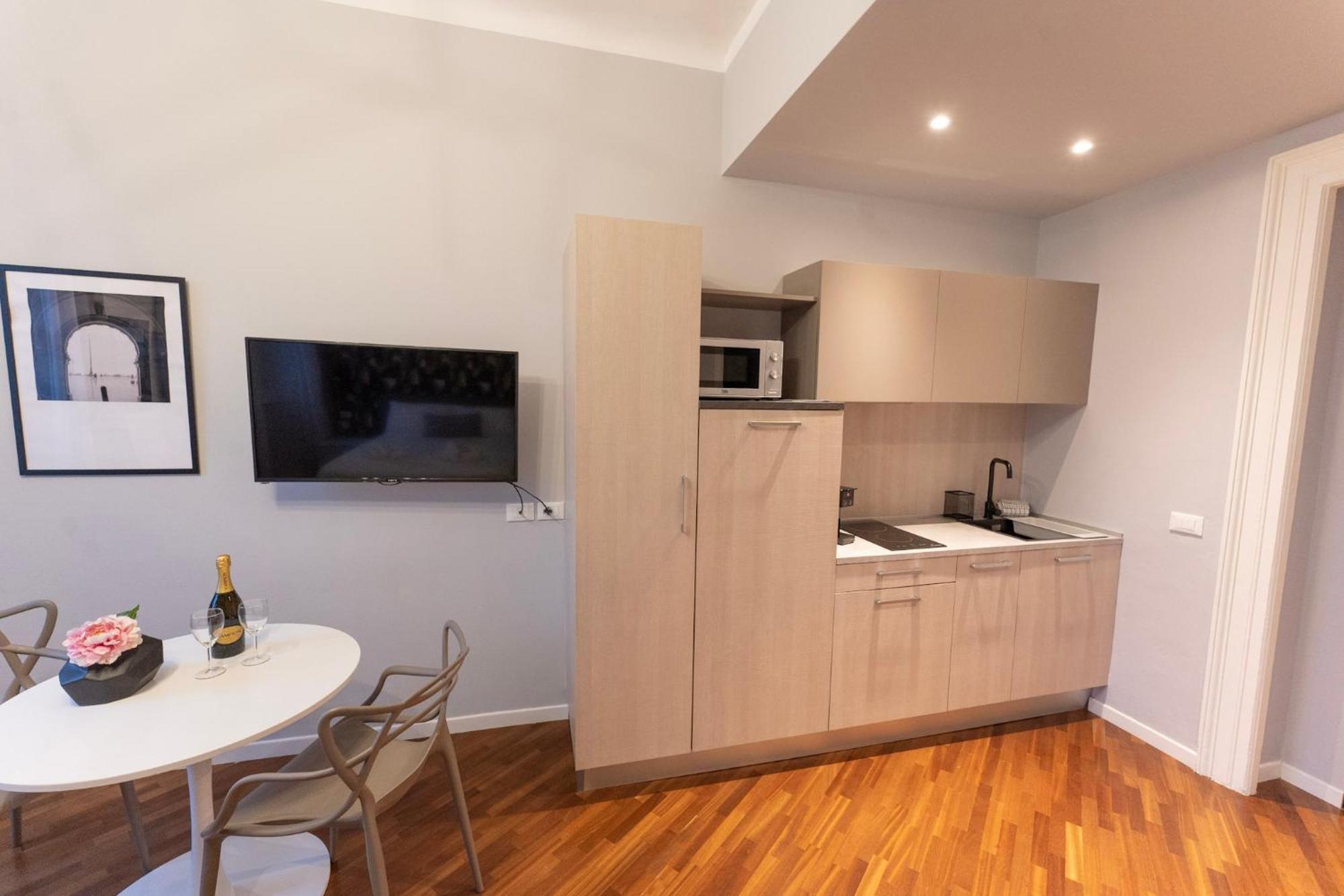 Sofia Residence Stazione Триест Екстериор снимка